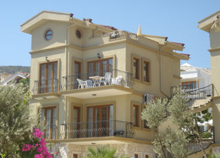 beautifully presented 1st floor split level apartment